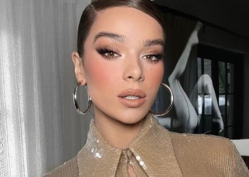 Δες πώς φόρεσε η Hailee Steinfeld το κόκκινο μολύβι ματιών