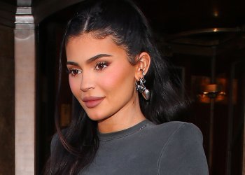 Η Kylie Jenner μας δείχνει τον πιο σύγχρονο τρόπο να φορέσουμε την cropped ζακέτα μας