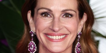 Julia Roberts: Ο απίστευτος τρόπος που έδειξε την αγάπη της στον κολλητό της George Clooney με ένα φόρεμα MOSCHINO