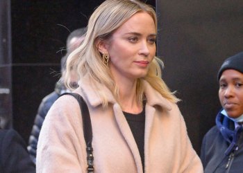 Emily Blunt: Το πλεκτό φόρεμα σε ανατρεπτική απόχρωση που μας έδωσε το τέλειο winter inspo