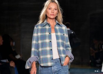 H Kate Moss ποζάρει γυμνή πάνω σε έργο