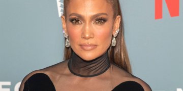 Για την Jennifer Lopez είναι ήδη Χριστούγεννα και το αποδεικνύει με ένα total red σύνολο