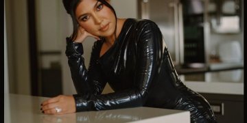 Το μανικιούρ της Kourtney Kardashian είναι ότι πιο πολυτελές έχεις δει τελευταία