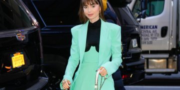 Η Lily Collins είναι “Emily in Paris” και στην πραγματική ζωή κι εμείς αντιγράφουμε τα looks της!