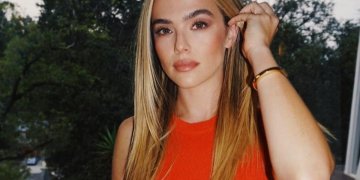 Zoey Deutch: Το total παστέλ μονοχρωματικό της beauty look είναι μια όαση μέσα στο Χειμώνα