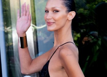 Τα chunky σκουλαρίκια σε σχήμα καρδιάς της Bella Hadid που θέλουμε τώρα