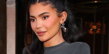 Η απίστευτη εμφάνιση της Kylie Jenner στο show του Schiaparelli περιλαμβάνει το κεφάλι ενός λιονταριού