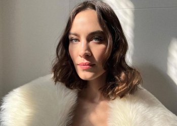 Alexa Chung: Με minimal old Hollywood beauty look κατάλληλο για την επόμενη βραδινή σου έξοδο