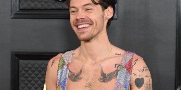 Grammy 2023: Η ολόσωμη φόρμα του Harry Styles που νίκησε όλες τις εκκεντρικές παρουσίες, η σαρωτική Beyoncé και πολύ βολάν