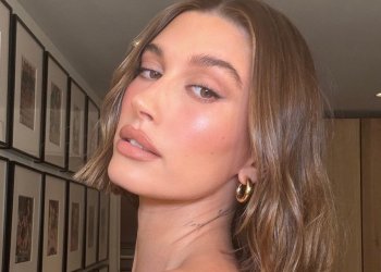 Hailey Bieber: Το sunset glow μακιγιάζ της είναι μια όαση μέσα στο Χειμώνα