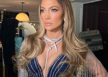 Jennifer Lopez: Αποκαλύπτει με μια selfie το πραγματικό μήκος των μαλλιών της