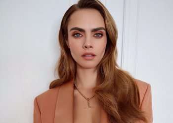 Cara Delevingne: Φόρεσε την απόλυτη ανοιξιάτικη απόχρωση σκιάς μέσα στο Χειμώνα