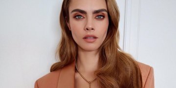 Cara Delevingne: Φόρεσε την απόλυτη ανοιξιάτικη απόχρωση σκιάς μέσα στο Χειμώνα