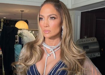 Jennifer Lopez: Το μανικιούρ της στα Grammy Awards 2023 συνδυάζει δύο μεγάλες τάσεις