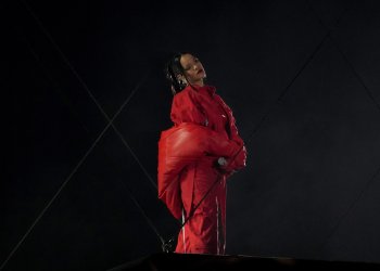 Super Bowl: Η Rihanna πιο λαμπερή από ποτέ υιοθέτησε το απόλυτο matchy beauty look