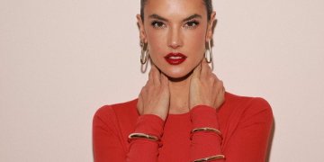 Alessandra Ambrosio: Με την πιο ανάλαφρη και κομψή πλεξούδα που δημιούργησε ο Δημήτρης Γιαννέτος