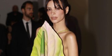 Emily Ratajkowski: Υιοθέτησε το πιο cool pixie που έχεις δει τελευταία