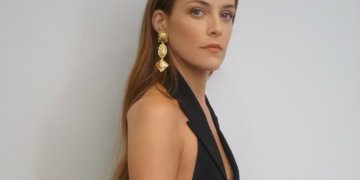 Riley Keough: Φόρεσε το ωραιότερο 70’s αξεσουάρ μαλλιών που αναβαθμίζει το hair look με μία κίνηση