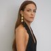 Riley Keough: Φόρεσε το ωραιότερο 70’s αξεσουάρ μαλλιών που αναβαθμίζει το hair look με μία κίνηση