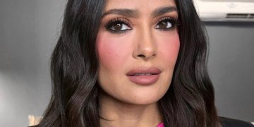 Salma Hayek: Οι πλεξούδες της είναι το inspo της ημέρας