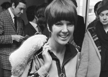 Πέθανε η Mary Quant, η Βρετανίδα σχεδιάστρια που εφηύρε τη μίνι φούστα