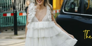 Ruffle Queen: 5 φορέματα ελληνικών brands με βολάν για να γίνεις η βασίλισσα του καλοκαιριού