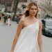 Σιχαίνεσαι τα νυφικά; 8 λευκά φορέματα που μπορείς να φορέσεις στον καλοκαιρινό σου γάμο