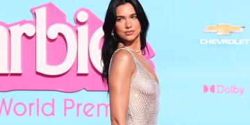 Dua Lipa: Η σέξι εμφάνιση με το trend της σεζόν στην πρεμιέρα της ταινίας “Barbie”