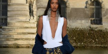 Valentino Haute Couture Fall/Winter 2023 -2024: Η απλότητα μέσα από την πολυπλοκότητα του μυαλού του Pierpaolo Piccioli