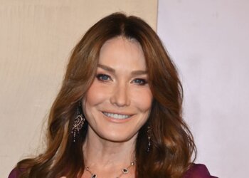 Η Carla Bruni στην αγκαλιά του Nicolas Sarkozy | Η αδημοσίευτη φωτογραφία από το τρυφερό τους παρελθόν