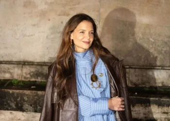 Katie Holmes: Ενσωμάτωσε το «αξεσουάρ της γιαγιάς» σε μια κουλ εμφάνιση