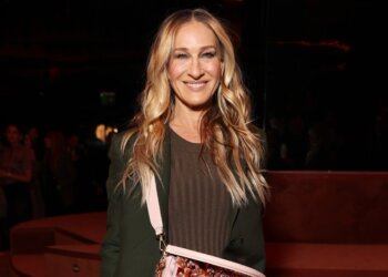 100 χρόνια οίκος Fendi | Η Sarah Jessica Parker παρακολούθησε το show, κρατώντας μία baguette bag