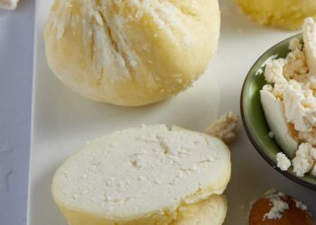 Σπιτικό τυρί χωρίς πυτιά, μόνο με λεμόνι, βήμα βήμα