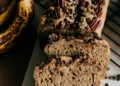 Σοκολατένιο banana bread: Eύκολη συνταγή για ένα πεντανόστιμο σνακ