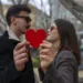 Negging: Η νέα τάση στις σχέσεις ίσως σε κάνει να παραμείνεις single λίγο παραπάνω