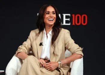 Meghan Markle: Με κοστούμι στο χρώμα της άμμου και παπούτσια που απογειώνουν τη θηλυκότητα