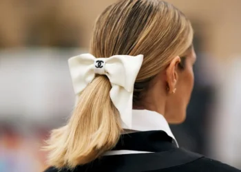 Αλογοουρά με twist, εναλλακτικός κότσος και ακόμα 2 χτενίσματα που μπορείς να κάνεις τώρα την άνοιξη