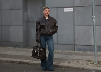 Denim Flare: Το αγαπημένο στυλ των 70s είναι το πιο διάσημο παντελόνι της φετινής άνοιξης
