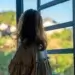 Βάσει ψυχολογίας, άνθρωποι που μεγάλωσαν με λίγη στοργή, ίσως αναπτύξουν αυτά τα 8 χαρακτηριστικά
