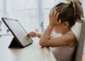 Όταν οι οθόνες παίρνουν μακριά τα παιδιά, πώς θα αποφύγουμε την αποξένωση μέσα στην οικογένεια;
