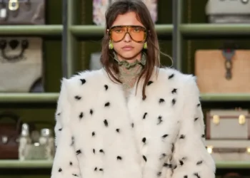 Η Gucci Cruise 2026 στη Φλωρεντία ήταν μία fashionable αναδρομή στα αρχεία του οίκου