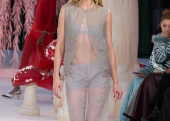 Τα ωραιότερα look από την Εβδομάδα Υψηλής Ραπτικής S/S2026 Τα ωραιότερα look από την Εβδομάδα Υψηλής Ραπτικής S/S2026