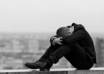 «Αν πονάς, αυτό είναι για σένα…  Μείνε… κάποιος σε χρειάζεται, ακόμα κι αν δεν το ξέρεις».